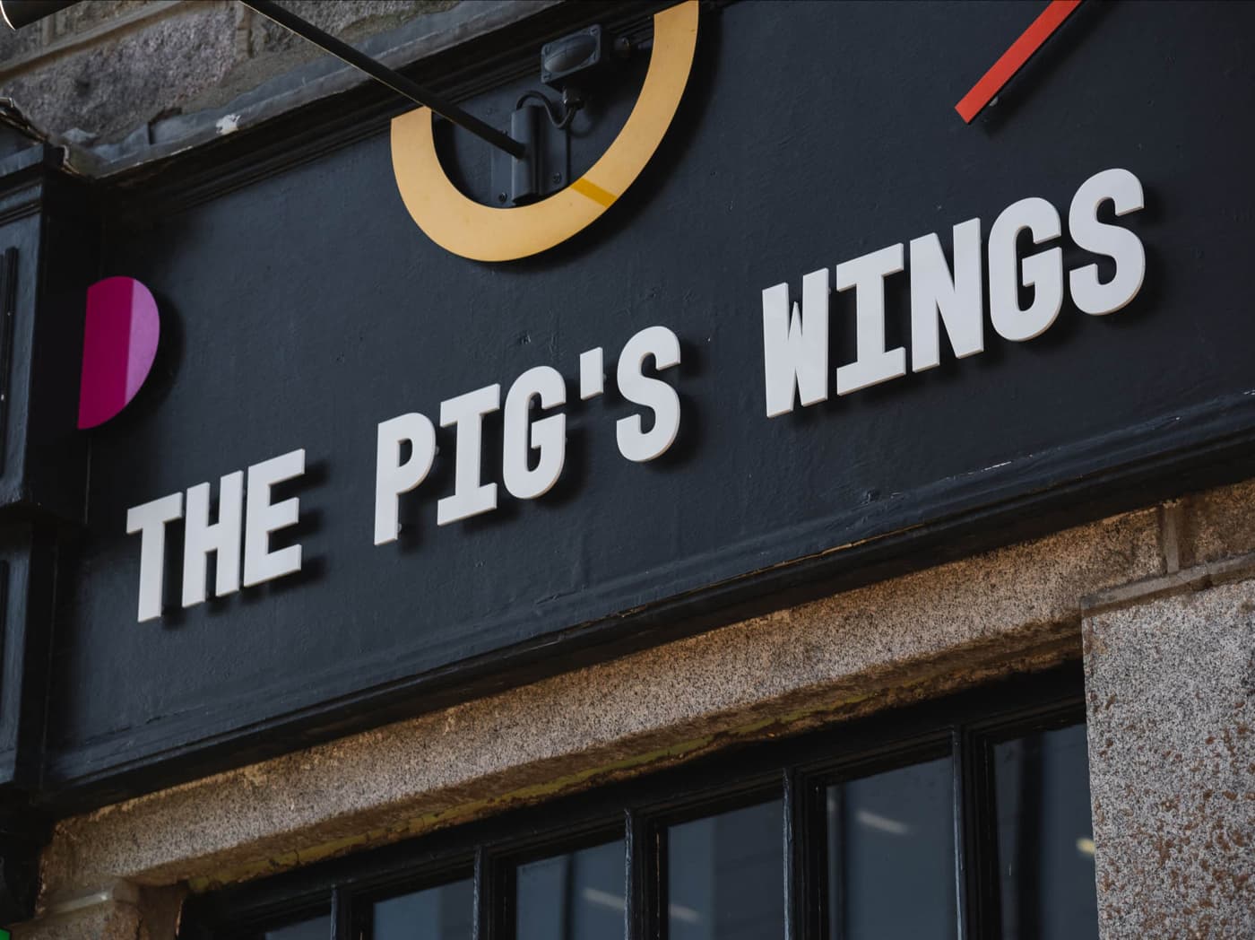 The Pigs Wings signage